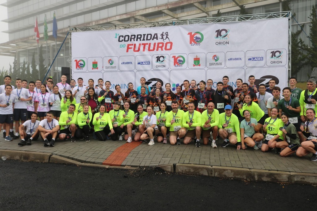 Imagem mostra os corredores que participaram da Corrida do Futuro, mostrando suas medalhas